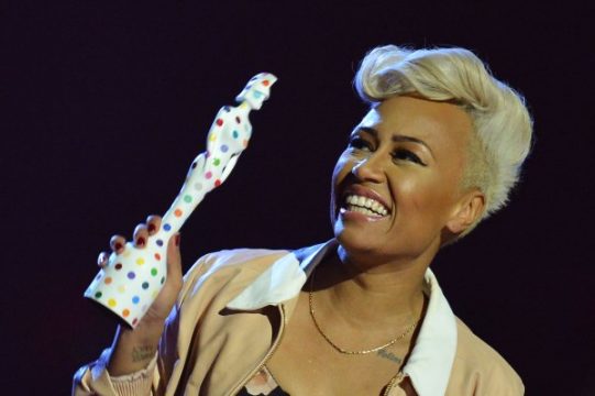 Emeli Sandé mit einem ihrer Brit Awards