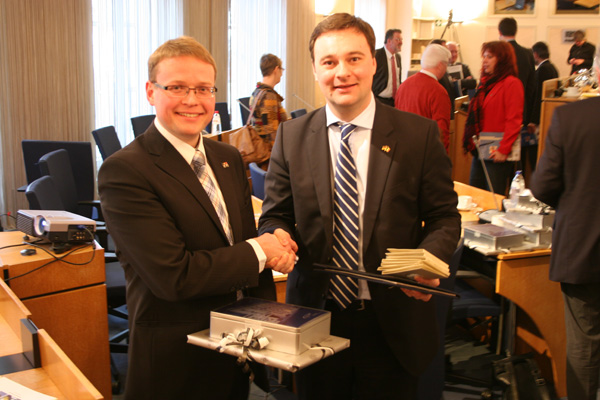 Parlamentspräsident Alexander Miesen mit Delegationsleiter Oliver Luksic