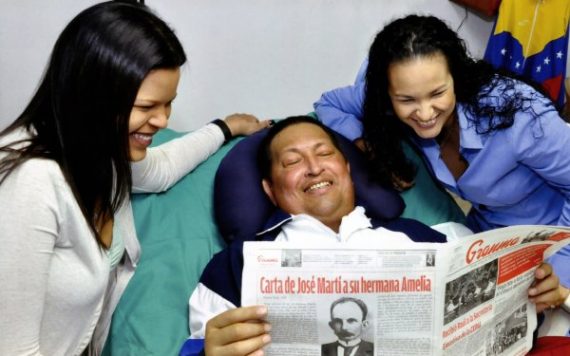 Hugo Chávez mit seinen ältesten Töchtern Rosa Virginia und María Gabriela und Kubas Parteizeitung "Granma"
