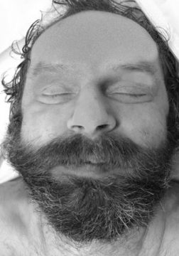 Wer kennt diesen in Chùênée gefundenen Mann?