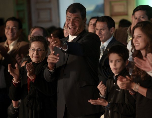 Ecuadors Staatschef Rafael Correa feiert die Wiederwahl mit seiner Familie