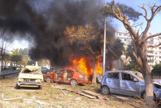 Bei Autobomben-Anschlagsserie in Damaskus zerstörte Autos
