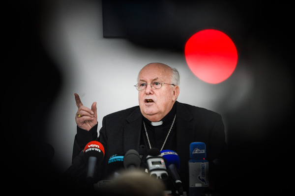 Kardinal Godfried Danneels bei der Pressekonferenz vor seinem Aufbruch nach Rom