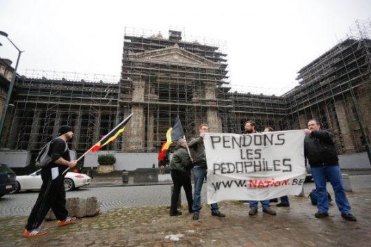 Anti-Dutroux-Demonstranten vor dem Brüsseler Justizpalast