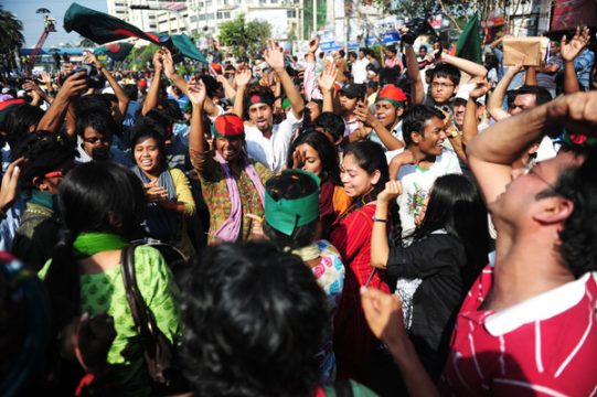 Dhaka: Aktivisten feiern das Urteil gegen Delawar Hossain Sayedee