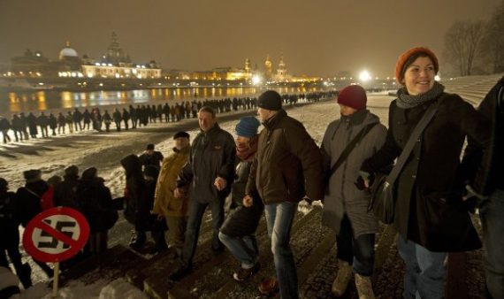 Menschenkette gegen rechts in Dresden