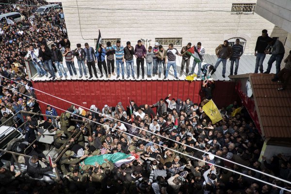 Tausende tragen den in Haft getöteten Arafat Dscharadat in Sair