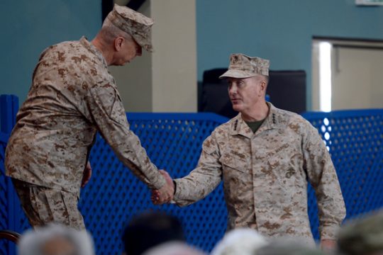 Joseph Dunford (rechts) übernimt das Amt als Kommandeur der Afghanistan-Schutztruppe von John Allen