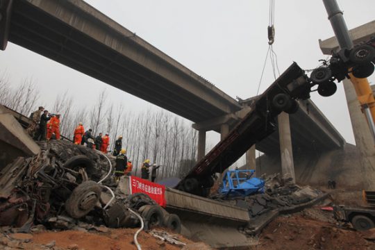 China: Feuerwerk explodiert auf Laster und bringt Brücke zum Einsturz