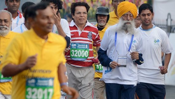 Der vorletzte Lauf: Fauja Singh beim Mumbai Marathon am 20. Januar 2013