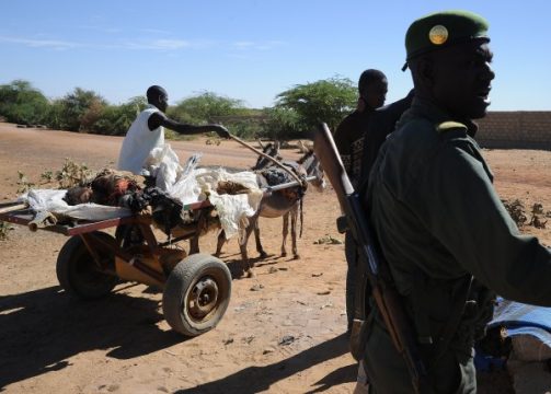 Malier bringen die Leiche des Attentäters von Gao weg