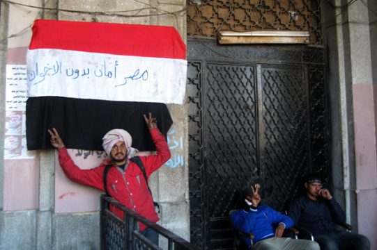 Mursi-Gegner blockieren die Zugänge zum Verwaltungsgebäude "Mugamma" in Kairo