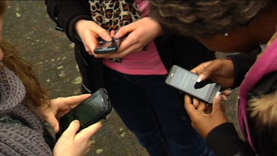 Mit dem Handy ins Internet (Archivbild: BRF)