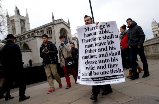 Gegner des Gesetzes zur Homo-Ehe mit einem Bibelauszug in London