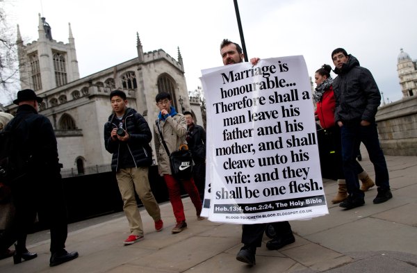 Gegner des Gesetzes zur Homo-Ehe mit einem Bibelauszug in London