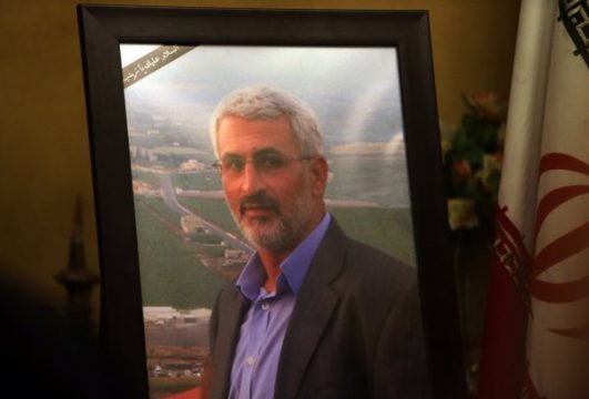 Bild von Houssam Khosh Newes, dem Vorsitzenden des iranischen Komitees für Wiederaufbau im Libanon