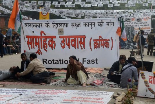 Inder streiken gegen die Vergewaltigung der jungen Inderin in Neu Dheli