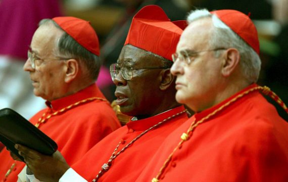 Wer wird der nächste Papst? Kardinal Francis Arinze (hier mit den Kardinälen Silvano Piovanelli und Carlos Amigo Vallejo) werden Chancen eingeräumt