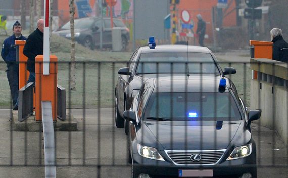 Kim de Gelder wird zum Gerichtsgebäude gebracht