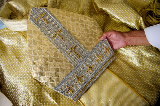 Eine der künftigen Mitren des neuen Papstes