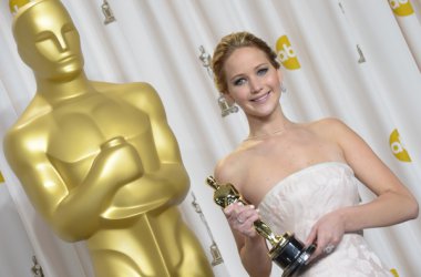 Jennifer Lawrence erhält den Oscar als beste Hauptdarstellerin