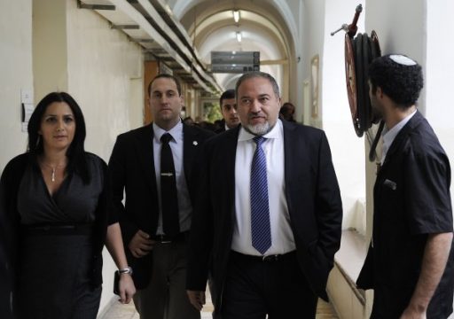 Israels Ex-Außenminister Avigdor Lieberman (r.) kommt zum Prozessauftakt an