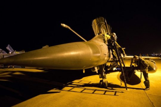 Französischer Pilot bereitet sich auf Bamakos Flughafen auf Nachteinsatz vor
