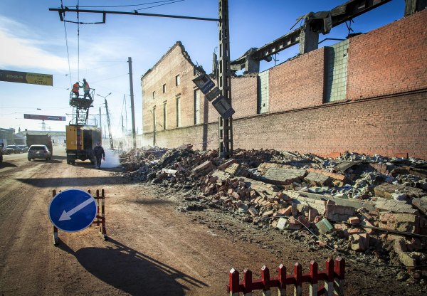 Arbeiter reparieren die Wände am Zinkwerk von Tscheljabinsk