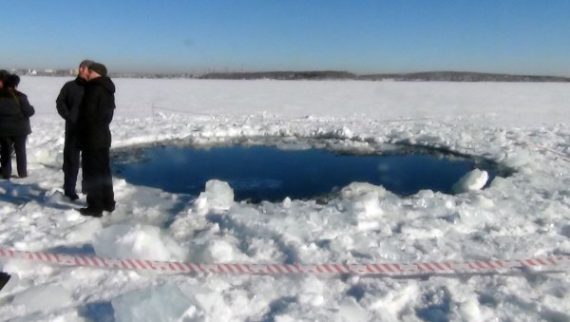 Meteorit hinterlässt ein sechs Meter tiefes Loch in einem gefrorenen See in der Region Tscheljabinsk