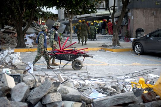 Aufräumarbeiten nach der Explosion in Mexiko-Stadt