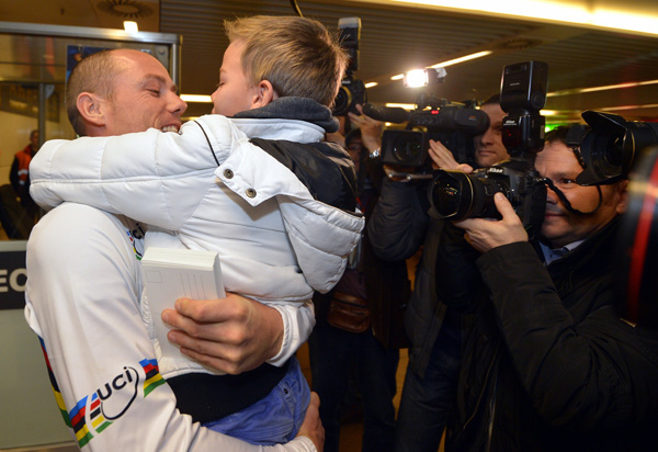 Weltmeister Sven Nys wird in Brüssel von seinem Sohn begrüßt