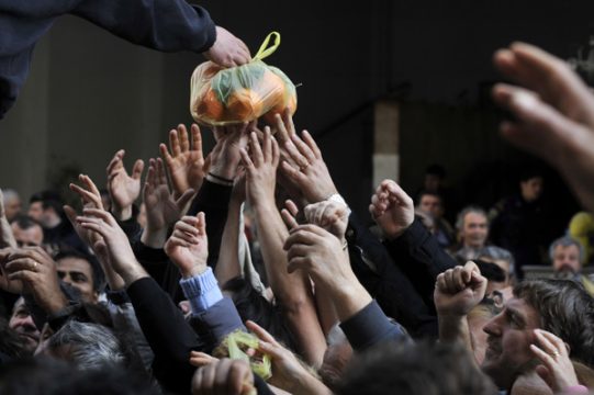Athener stehen Schlange für etwas Obst und Gemüse