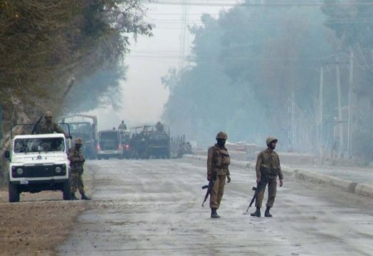 Pakistanische Soldaten patrouillieren nach dem Anschlag am nordpakistanischen Militärposten