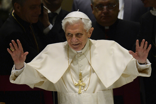 Generalaudienz in Rom: Papst Benedikt XVI. von Gläubigen umjubelt