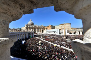 Bis zu 150.000 Gläubige haben sich auf dem Petersplatz zusammengefunden