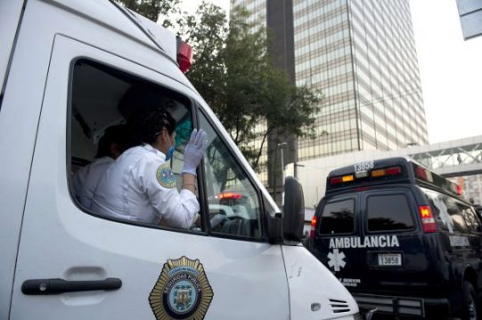 Rettungsdienste am Hauptsitz der Ölfirma Pemex in Mexiko-Stadt