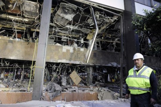 Mexikanischer Polizist vor den Trümmern des 54-stöckigen Gebäudekomplexes von Pemex in Mexiko-Stadt