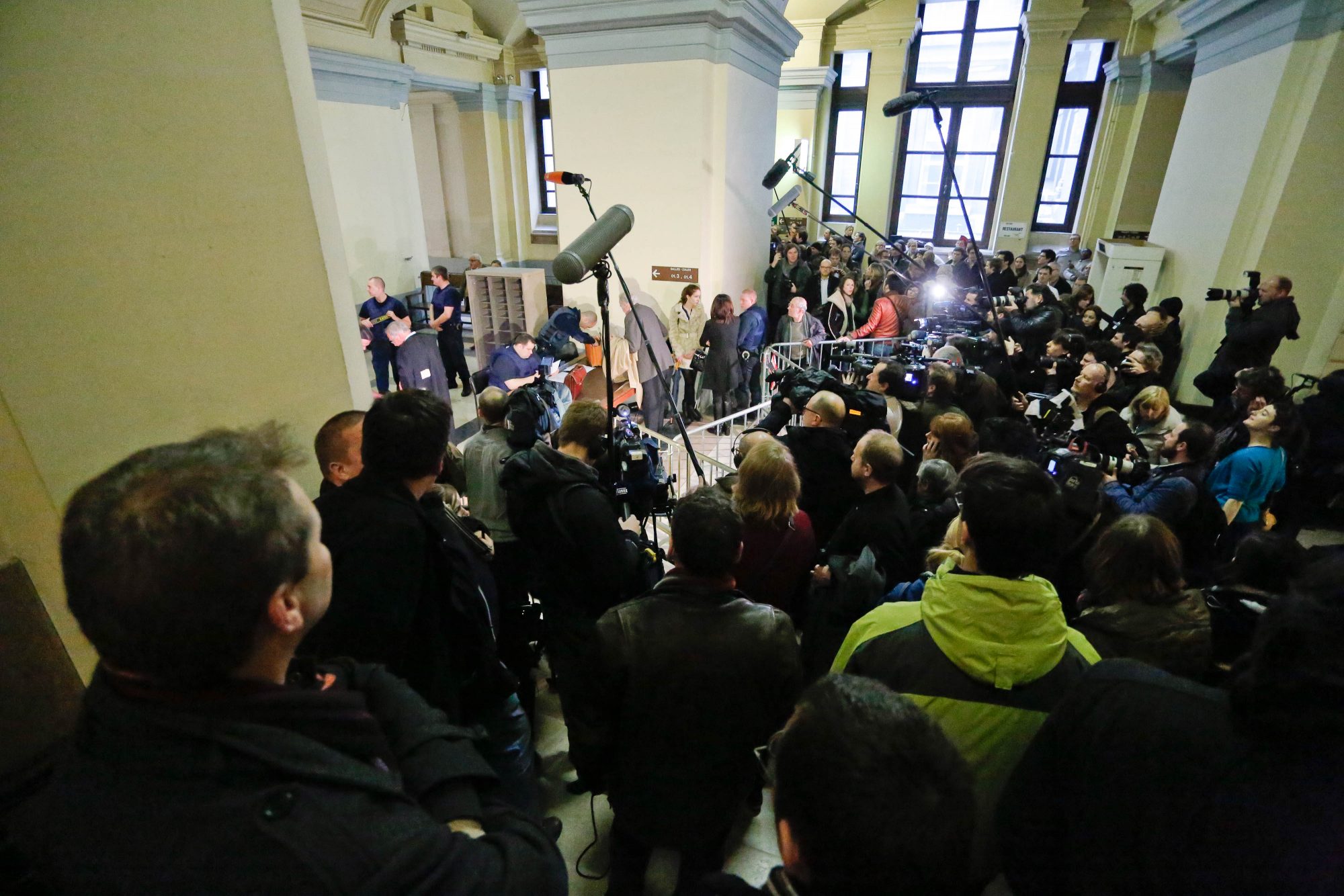 Presseandrang bei Prozess um vorzeitige Haftentlassung von Dutroux