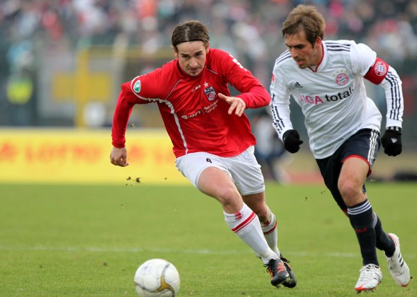 Bernd Rauw im Trikot des Rot-Weiß Erfurtell mit Philipp Lahm (FC Bayern München)