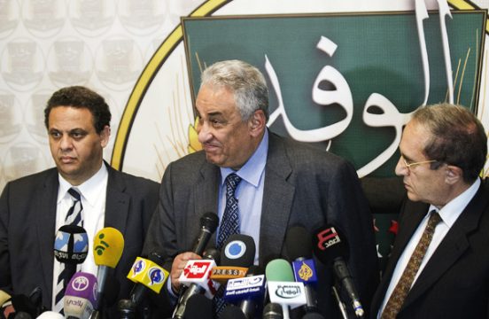 Der Sprecher der Nationalen Rettungsfront, Sameh Aschur (M.)