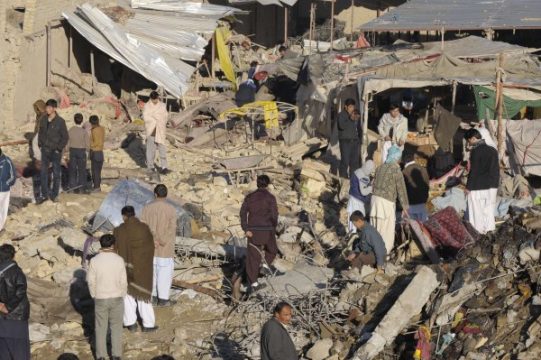 Schiitische Muslime in den Trümmern nach dem Bombenanschlag in Quetta