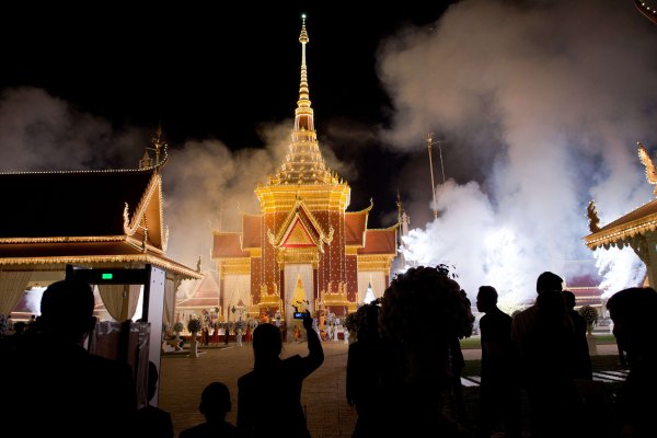 Feuerwerk über Phnom Penh wegen der Einäscherung von König Sihanuk