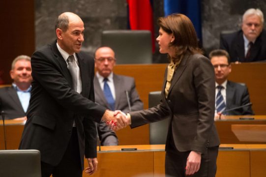 Sloweniens Regierungschef Janez Jansa und seine Nachfolgerin Alenka Bratusek