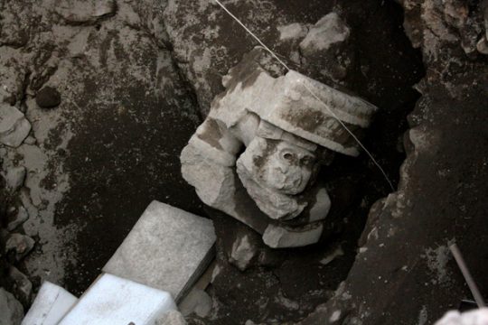 Huehuetéotl-Skulptur in der Sonnenpyramide von Teotihuacan entdeckt