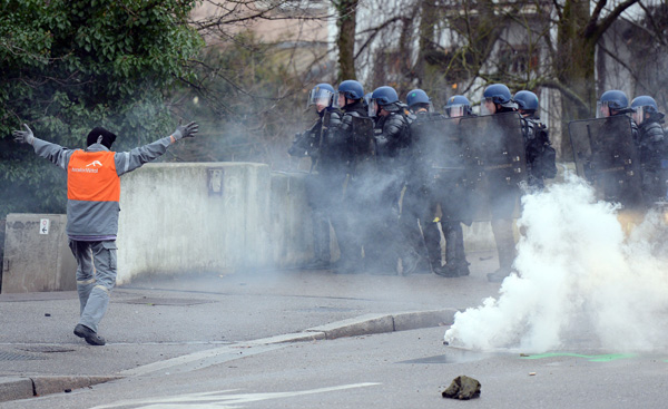 ArcelorMittal-Arbeiter protestieren in Straßburg - Polizei setzt Tränengas ein