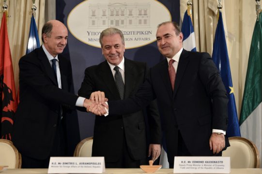 Italien (Wirtschaftsminister Corrado Passera),Griechenland (Außenminister Dimitris Avramopoulos) und Albanien (Handelsminister Edmond Haxhinasto) unterzeichnen TAP-Abkommen