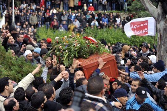 Tunesier tragen den Sarg von Chokri Belaïd
