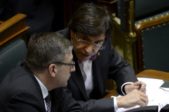 Steven Vanackere und Elio Di Rupo am Donnerstag in der Kammer