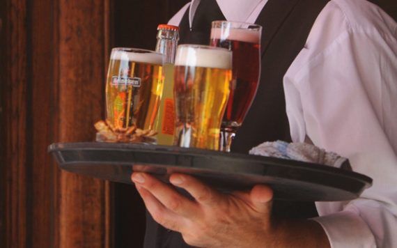 Kellner bringt Getränke