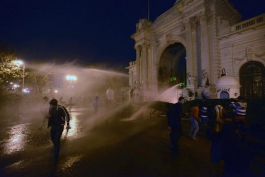 Wasserwerfer gegen Randalierer vor dem Al-Kobba-Palast in Kairo eingesetzt
